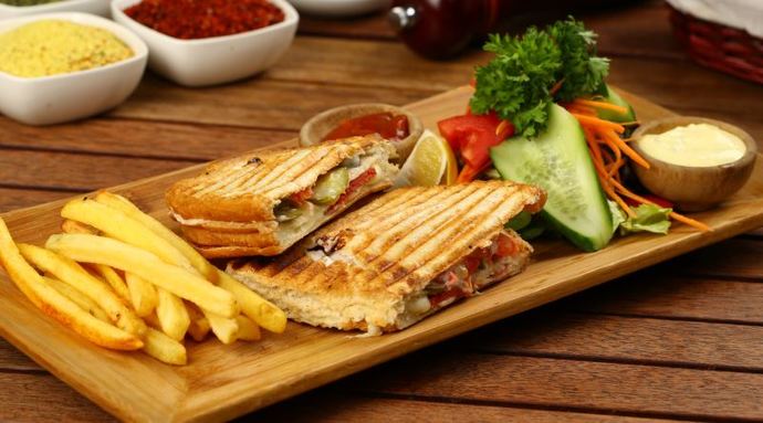 Tost mu daha çok seversin, çiğ köfte mi?