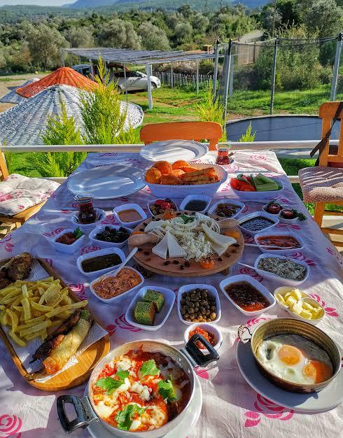 25 liraya serpme kahvaltı yapacağım mekanı nerede bulabilirim?