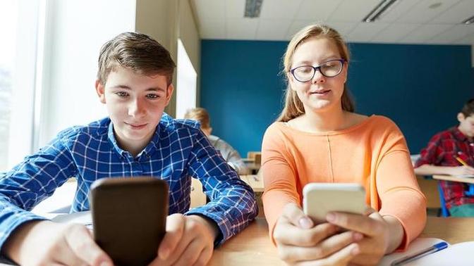Okullarda cep telefonu kullanmak yasaklandı! Sizce öğrenciler okulda cep telefonu kullanabilmeli mi?