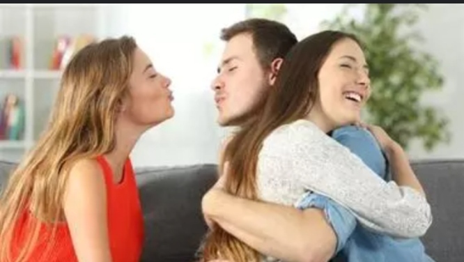 Seni seviyorum diyip ertesi gün başkasına koşan insana tepkiniz ne olur?