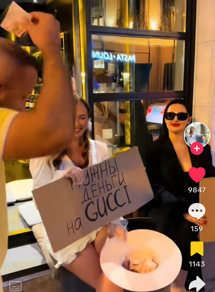 Rusyadaki dilenciler Gucci almak için para lazım yazılı pankartlar ile gündem oldu! Siz olsaydınız dürüst bir dilenciye para verir miydiniz?