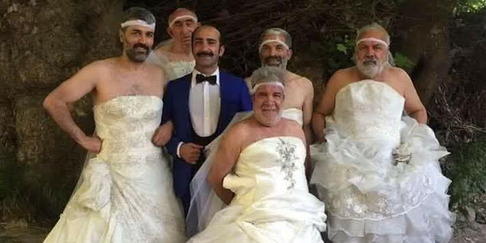 Düğünde kızlar damatlık, erkekler ise gelinlik giyse nasıl olurdu?