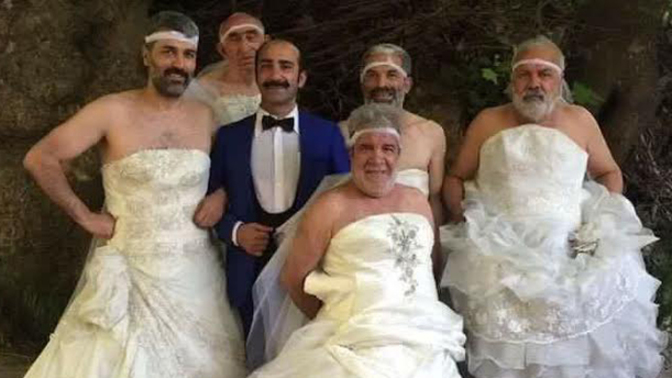 Düğünde kızlar damatlık, erkekler ise gelinlik giyse nasıl olurdu?