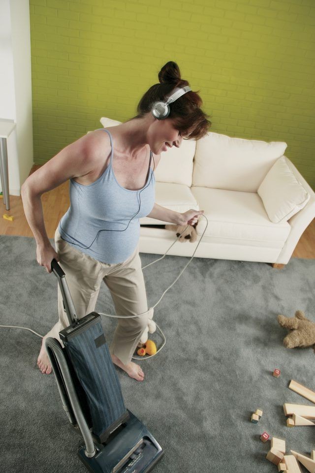 Ev temizliği yaparken müzik dinlemek adetten midir?