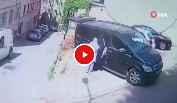 Kadınlar takla atan minibüsü havada yakaladılar! Olay yerinde siz olsaydınız aynısını yapabilir miydiniz?