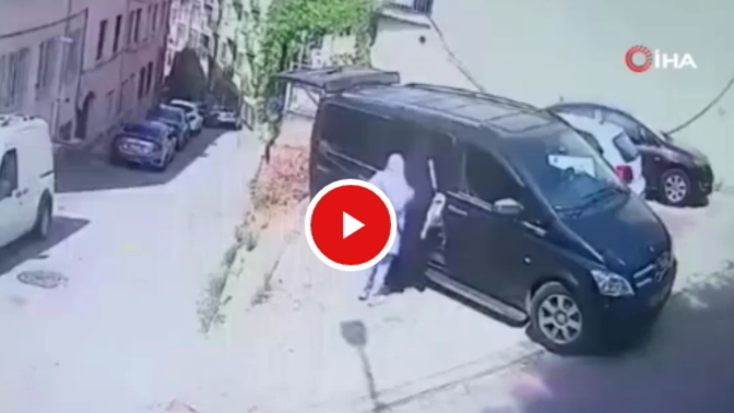 Kadınlar takla atan minibüsü havada yakaladılar! Olay yerinde siz olsaydınız aynısını yapabilir miydiniz?