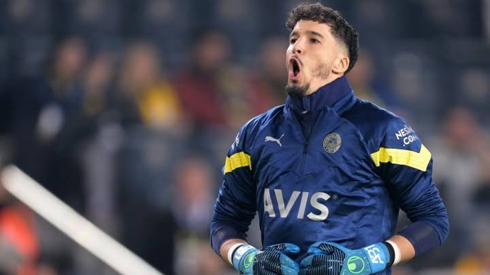 Altay Manchester United yolcusu! Sizce takımdan ayrılmalı mı?