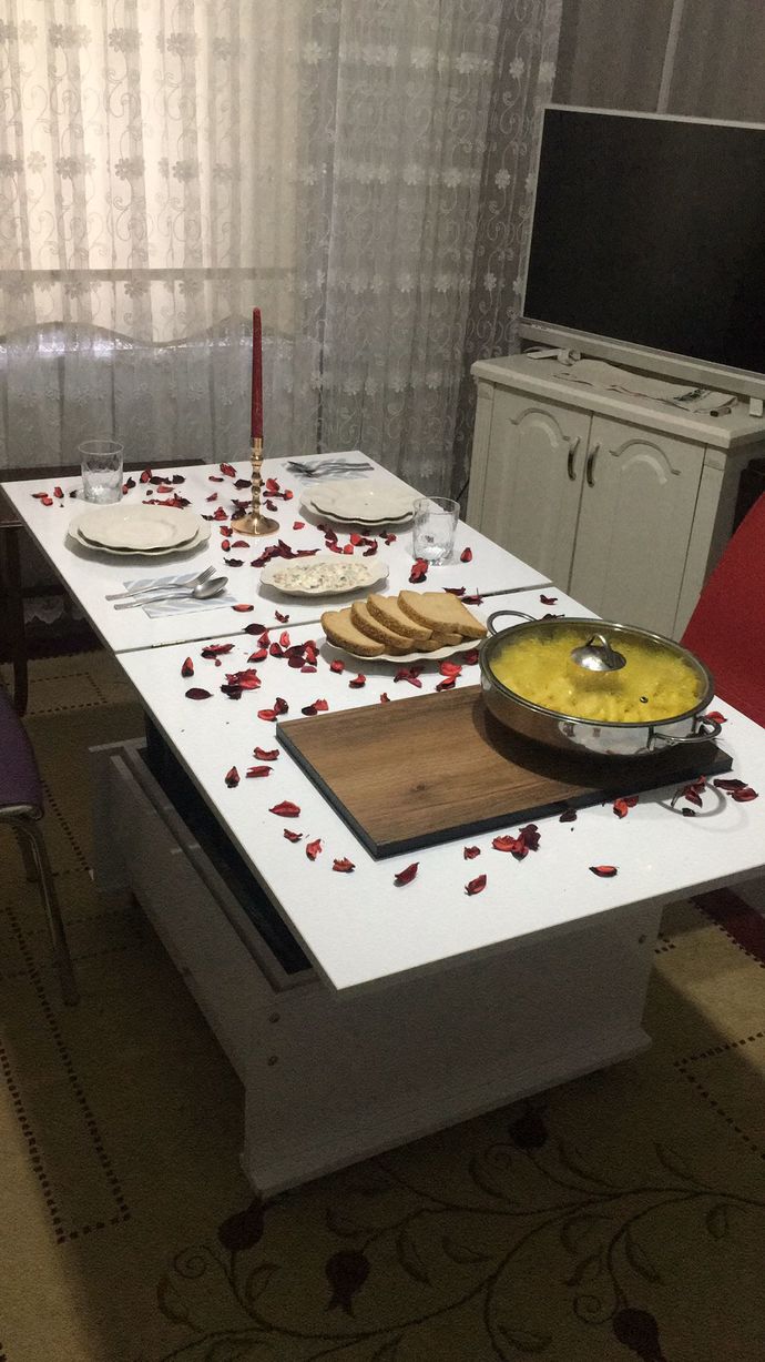 9. seneye özel böyle bir masa hazırladım ama yemekler biraz ucuza kaçtı. Sizce kız arkadaşım mutlu olur mu?