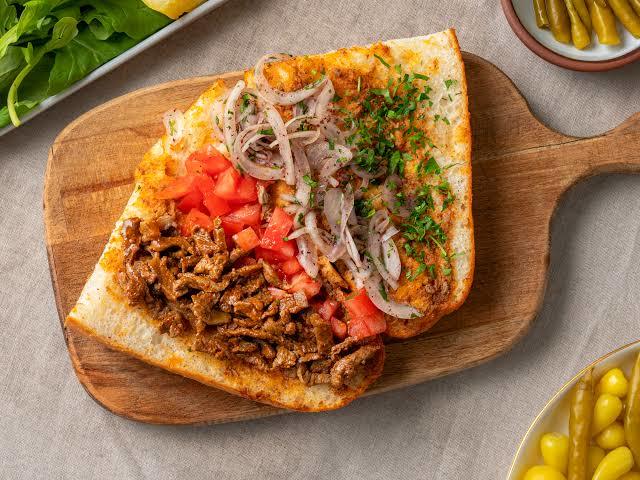 Tantuni ve döner ikilisinden hangisini yemelere doyamıyorsun?