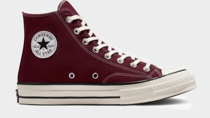 Hangi renk converse daha güzel duruyor ve hangisi her şeyle uyar?