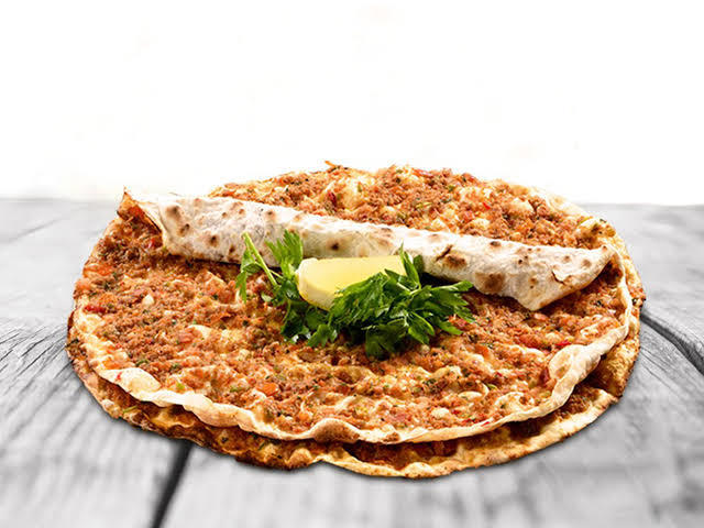 Lahmacun mu daha çok parmaklarınızı yedirtir, pizza mı?