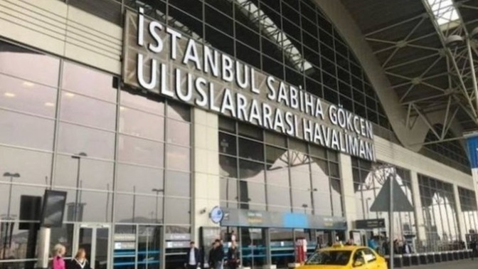 Havalimanı'nda bir kadın, kız arkadaşını öpen gence "Bir döndüm ki öpüşüyorlar. Nevrim döndü" dedi! Sizce haklı mı?