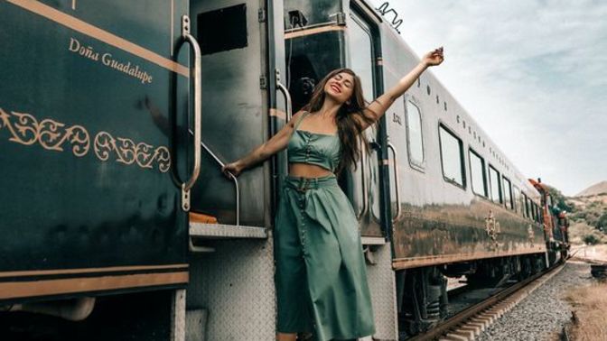 Bugün 4 saat tren yolculuğum var. Sıkılmamak için ne önerirsiniz?