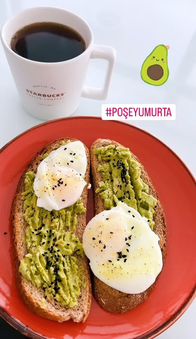 Poşe yumurta ve avokado tost yiyorum. Sen kahvaltını ihmal eder misin yoksa özenle mi yaparsın?