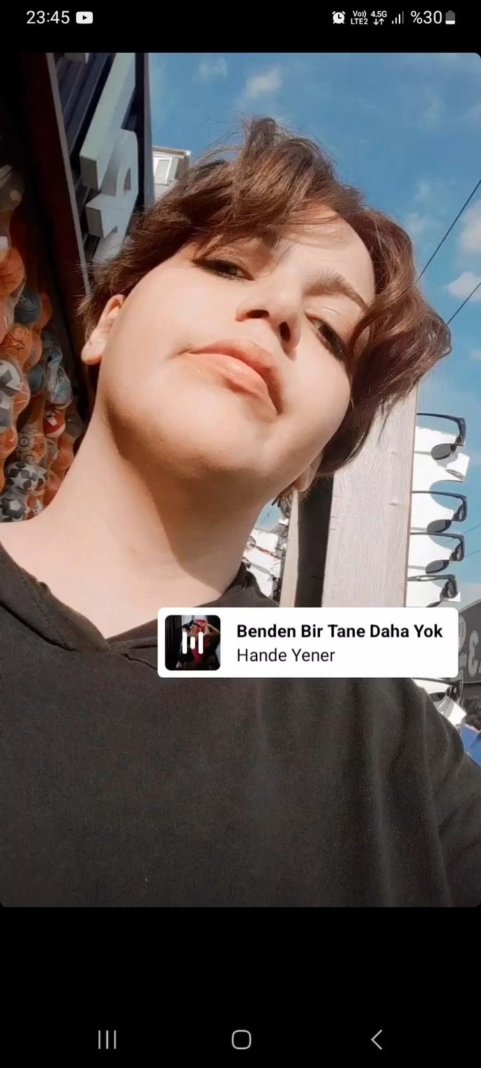 Sevgilime saçlarımın yanlarını biraz kestireyim kulağıma gelmesin dedim ve uzasın öyle kestir dedi acaba kisa saçlı beğenmedi mi?