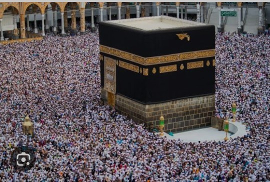 Hacı adayları Kabenin etrafında neden 7 defa dönüyor? Kabe neden siyah-gold (altın) renkte?