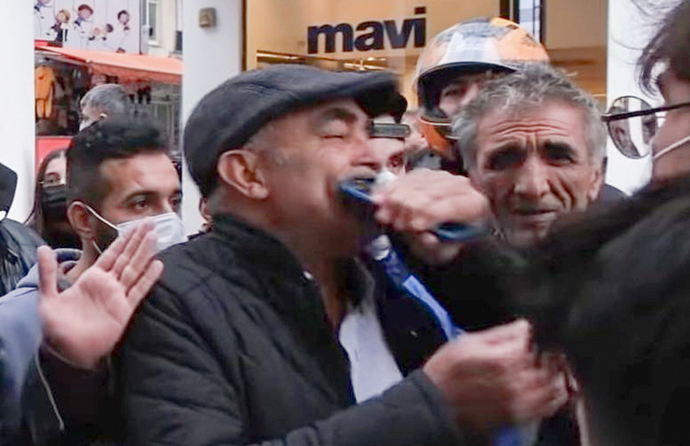 Çok kalabalık bir sokaktan geçerken telaşlı bir insan gelip telefonunu kullanmak istediğini söylerse, tepkin ne olur?