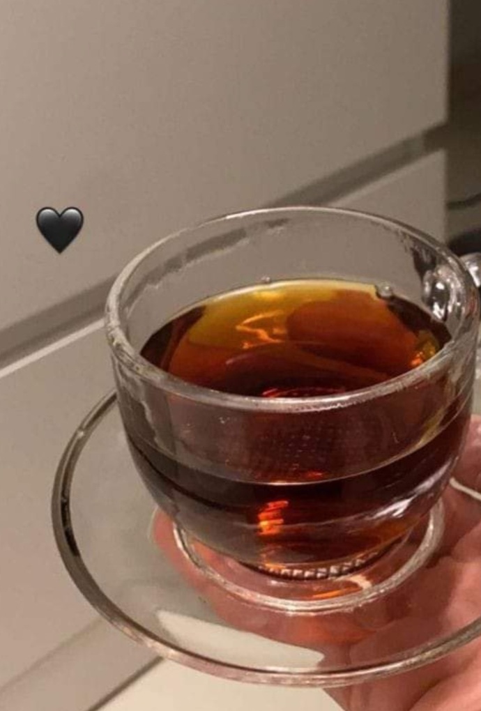 Varsa çaydan başka helalinden efkar giderici, söyleyin neyse onu içelim. Ne yapıyorsunuz?
