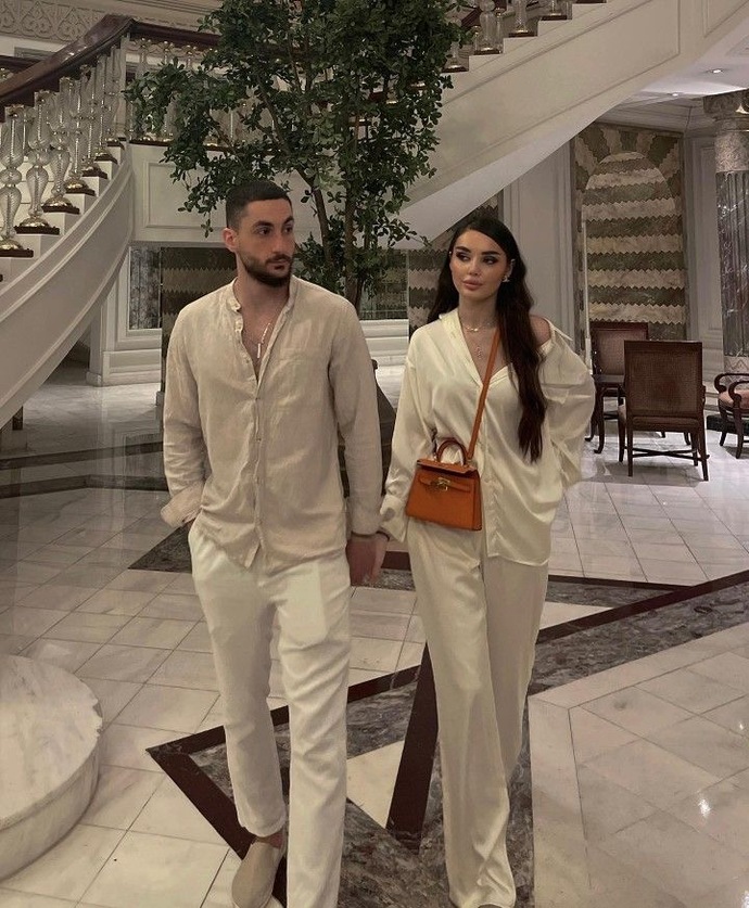 Yaşça senden küçük birini mi istersin, büyük birini mi?