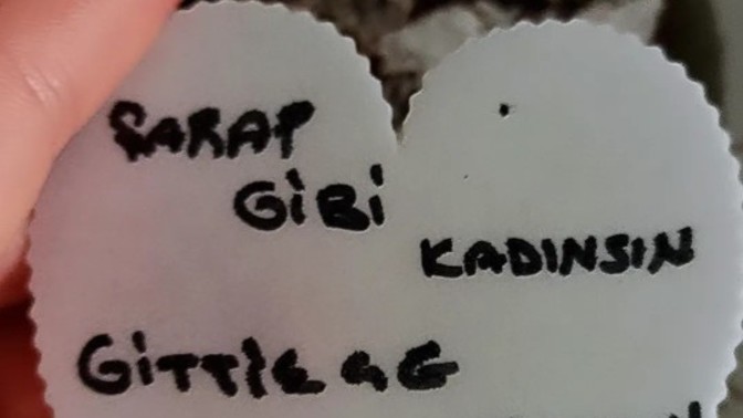 Böyle bir doğum günü kartı normal mi sizce?