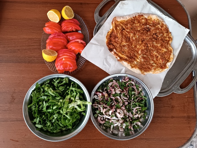 Lahmacunun içine ne koyup yemeyi seversiniz?
