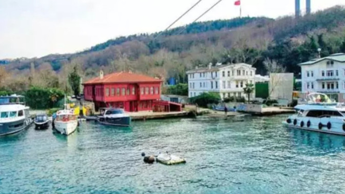 Boğaz'ın kırmızı yalısı 200 milyon TL'ye satılmış. Paranız olsaydı böyle bir yalıda yaşar mıydınız?