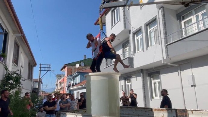İznikte düğün geleneği olarak damadı vince asmışlar. Düğün gelenekleri size saçma geliyor mu?