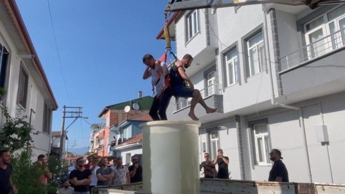 İznik'te düğün geleneği olarak damadı vince asmışlar. Düğün gelenekleri size saçma geliyor mu?