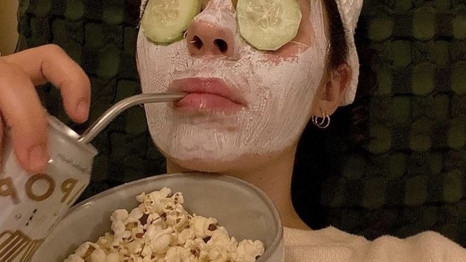 565 TL’ye cilt bakım maskesi aldım. Yarın sabah Monica Belluci gibi uyanırım di mi🥹?