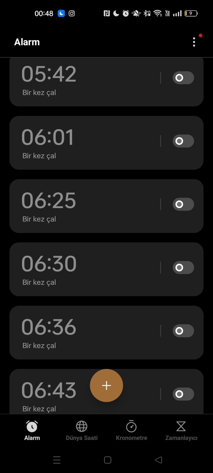 Beş dakika arayla 2 saate yakın alarm kuruyorum özellikle uykumu almadan kalkıcaksam 😅