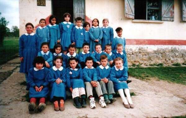 Okula giderken mavi önlük giyenler burada mı?