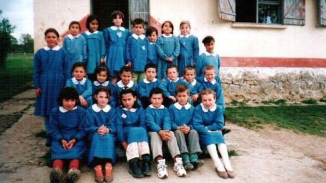 Okula giderken mavi önlük giyenler burada mı?