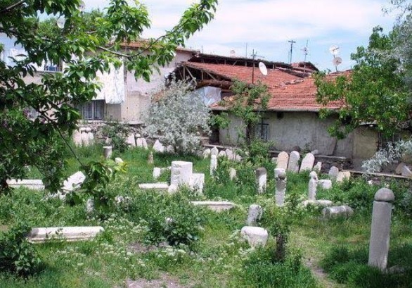Mezarlığın yanında veya karşısında oturabilir miydiniz?