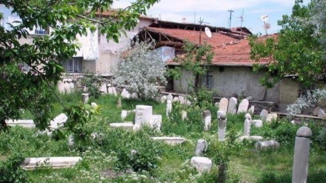 Mezarlığın yanında veya karşısında oturabilir miydiniz?