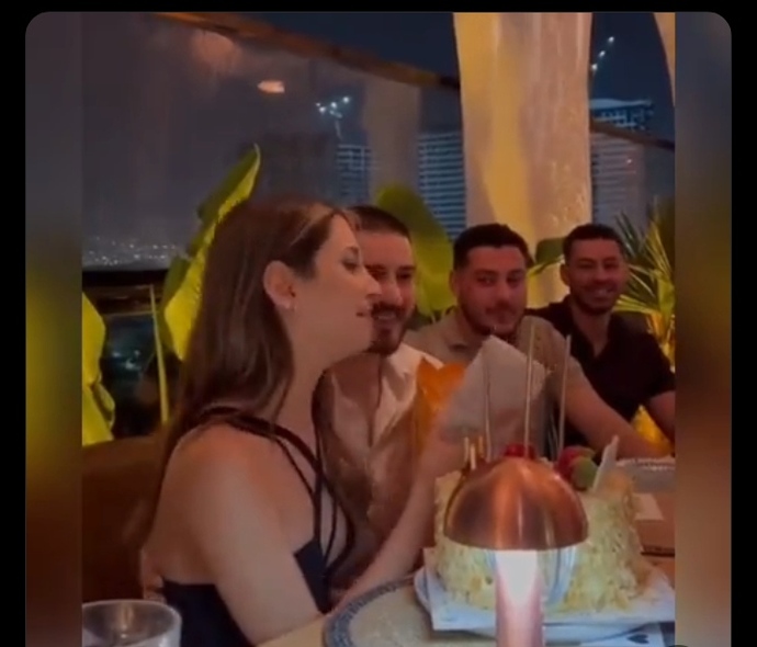 Erkek arkadaşının aldıklarını videoya çekti! Sevgilinizin aldığı hediyeleri sosyal medyada paylaşır mısınız?
