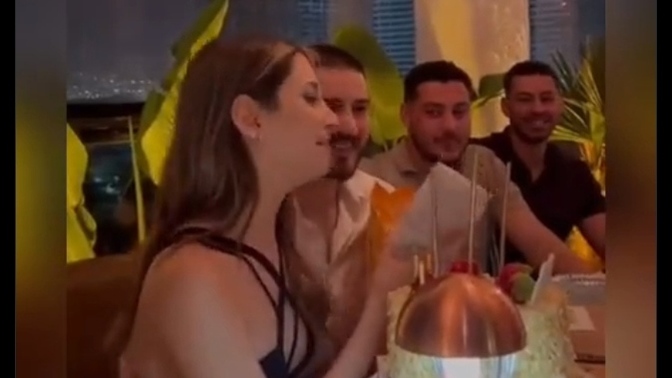 Erkek arkadaşının aldıklarını videoya çekti! Sevgilinizin aldığı hediyeleri sosyal medyada paylaşır mısınız?