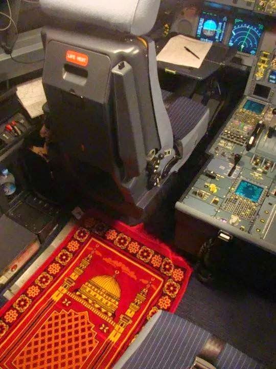 Pilotlara kokpitte namaz kılma izni verildi! Pilot olsaydınız kokpitte namaz kılar mıydınız?
