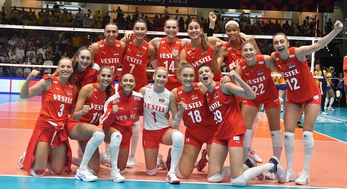 Gururumuz Filenin Sultanları Polonya’yı 3-0 mağlup ederek yarı finale yükseldi. Sizce Avrupa Şampiyonu olacak mıyız?