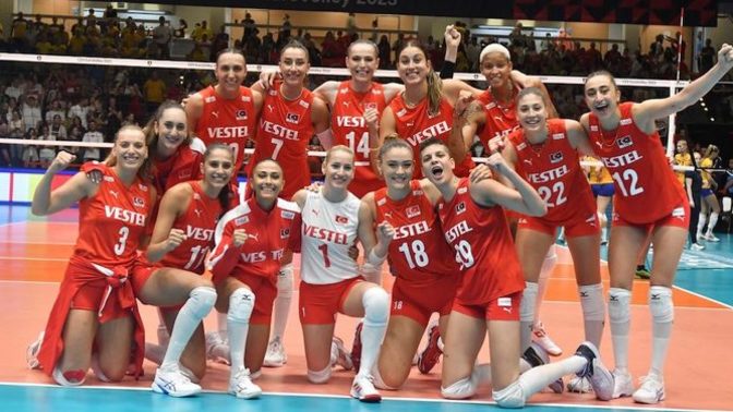 Gururumuz Filenin Sultanları Polonya’yı 3-0 mağlup ederek yarı finale yükseldi. Sizce Avrupa Şampiyonu olacak mıyız?