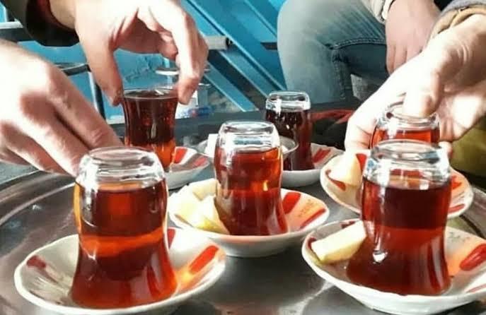 Erzurumda çayların ters servis edildiği olayı doğru mu?