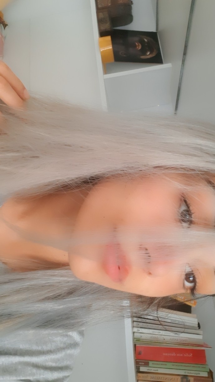 Saçımın rengini küllü gri yaptırdım. Güzel duruyor mu?