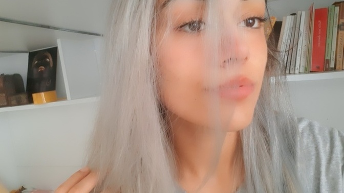 Saçımın rengini küllü gri yaptırdım. Güzel duruyor mu?