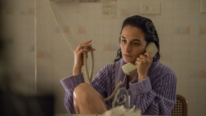 30 yaşındaki sevgilim, ailesinin yanında telefonlarıma bakmayı saygısızlık olarak görüyor. Normal mi?