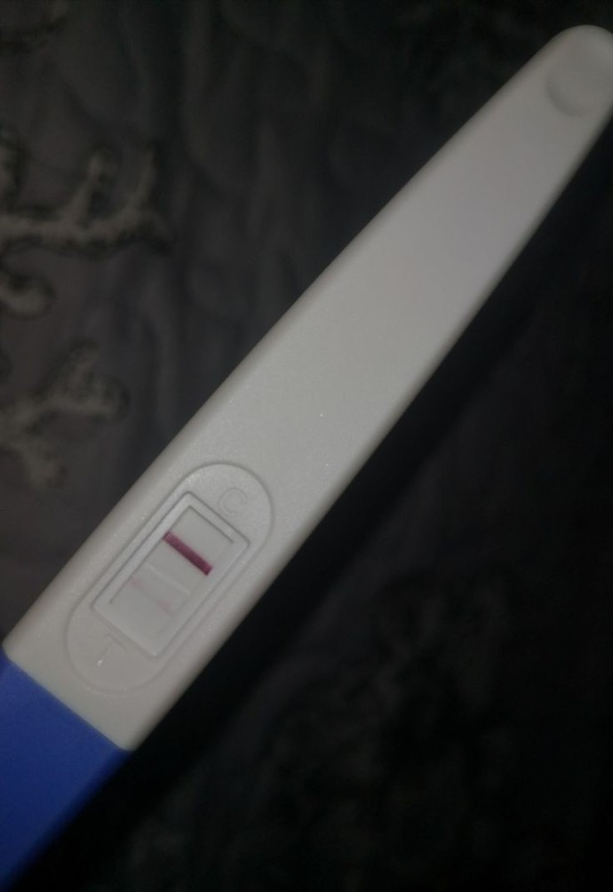 Bu sabah mide bulantısıyla uyandığım için, hamilelik testi yaptım. Sizce gebelik var mı?