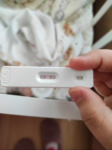 Bu sabah mide bulantısıyla uyandığım için, hamilelik testi yaptım. Sizce gebelik var mı?