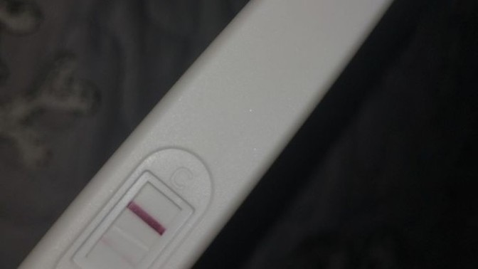 Bu sabah mide bulantısıyla uyandığım için, hamilelik testi yaptım. Sizce gebelik var mı?