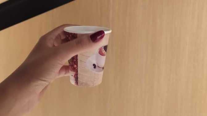 Çay ve kahveyi karton bardakta içer misin?