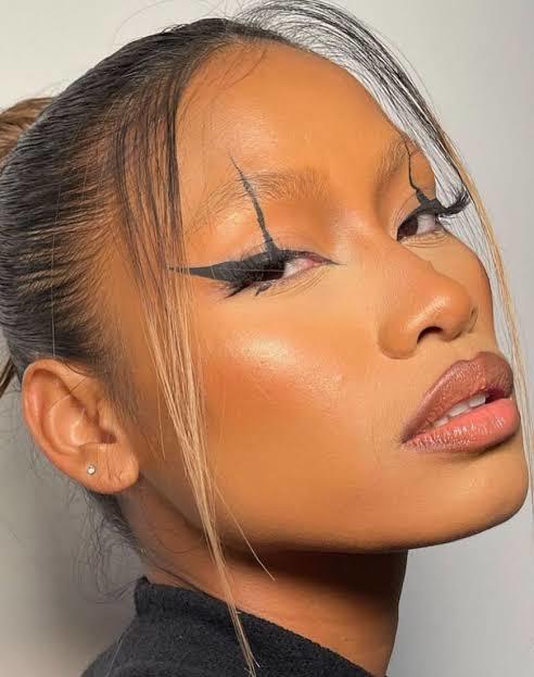 Saçma sapan eyeliner sürme şekilleriniz var mı?