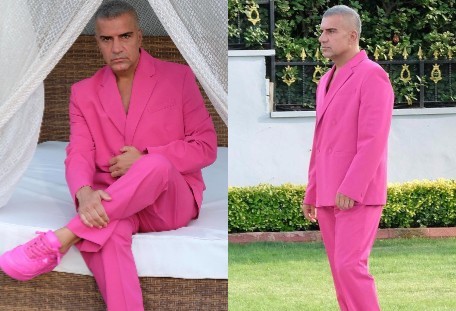 Ünlü türkücü Berdan Mardini, pembe renk takım elbise ve ayakkabısıyla Barbie akımına uyarak poz verdi. Tarzını beğendiniz mi?