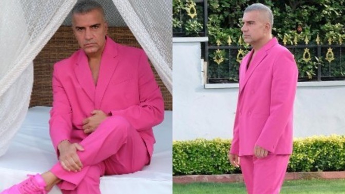 Ünlü türkücü Berdan Mardini, pembe renk takım elbise ve ayakkabısıyla Barbie akımına uyarak poz verdi. Tarzını beğendiniz mi?
